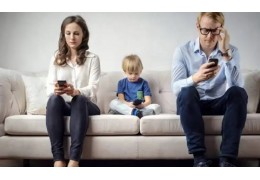 Padres adictos al móvil y niños que se sienten ignorados